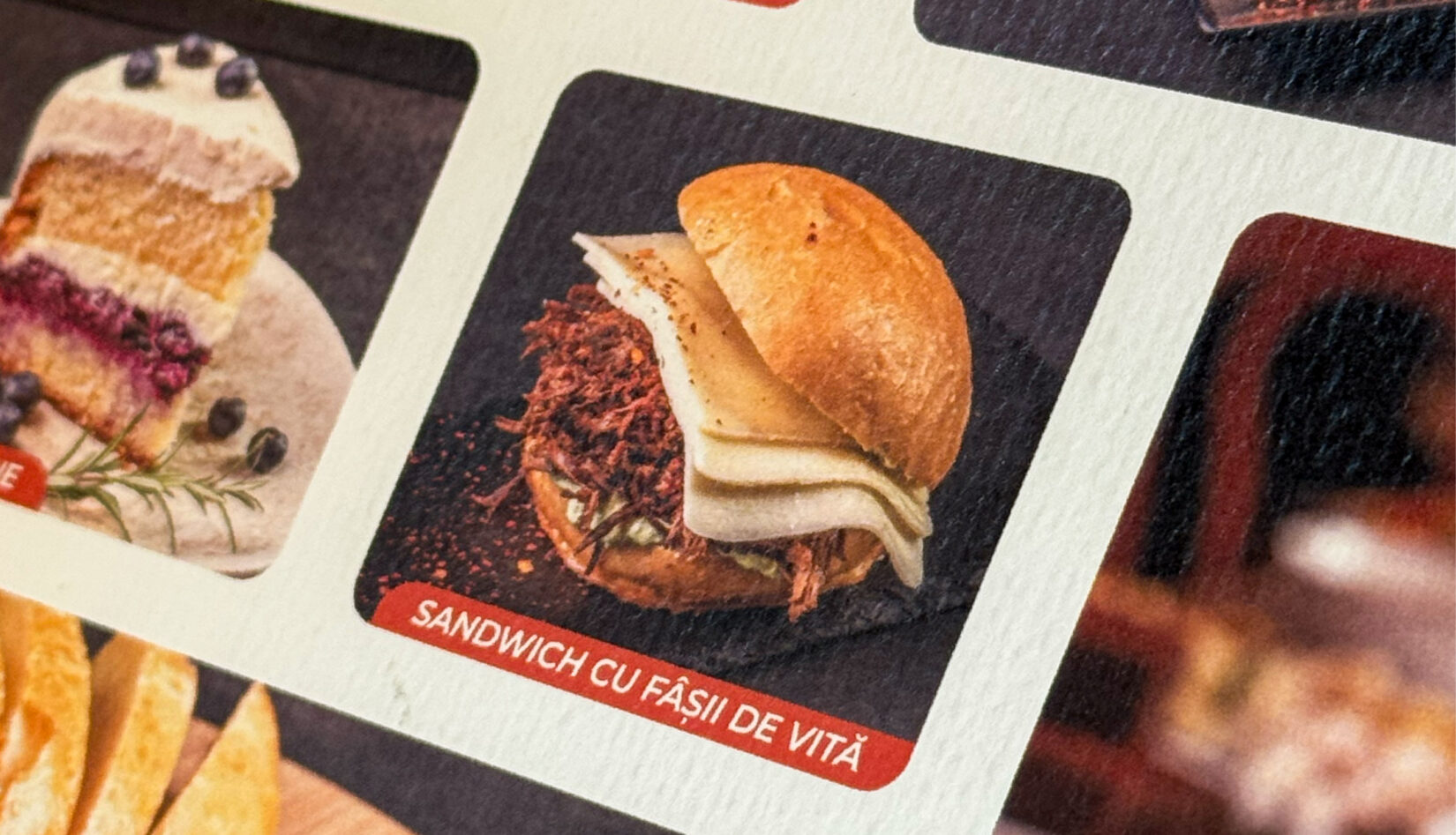 Fotografiile preparatelor folosite pe panourile braseriei: sandvici cu fâșii de vită și felii de tort