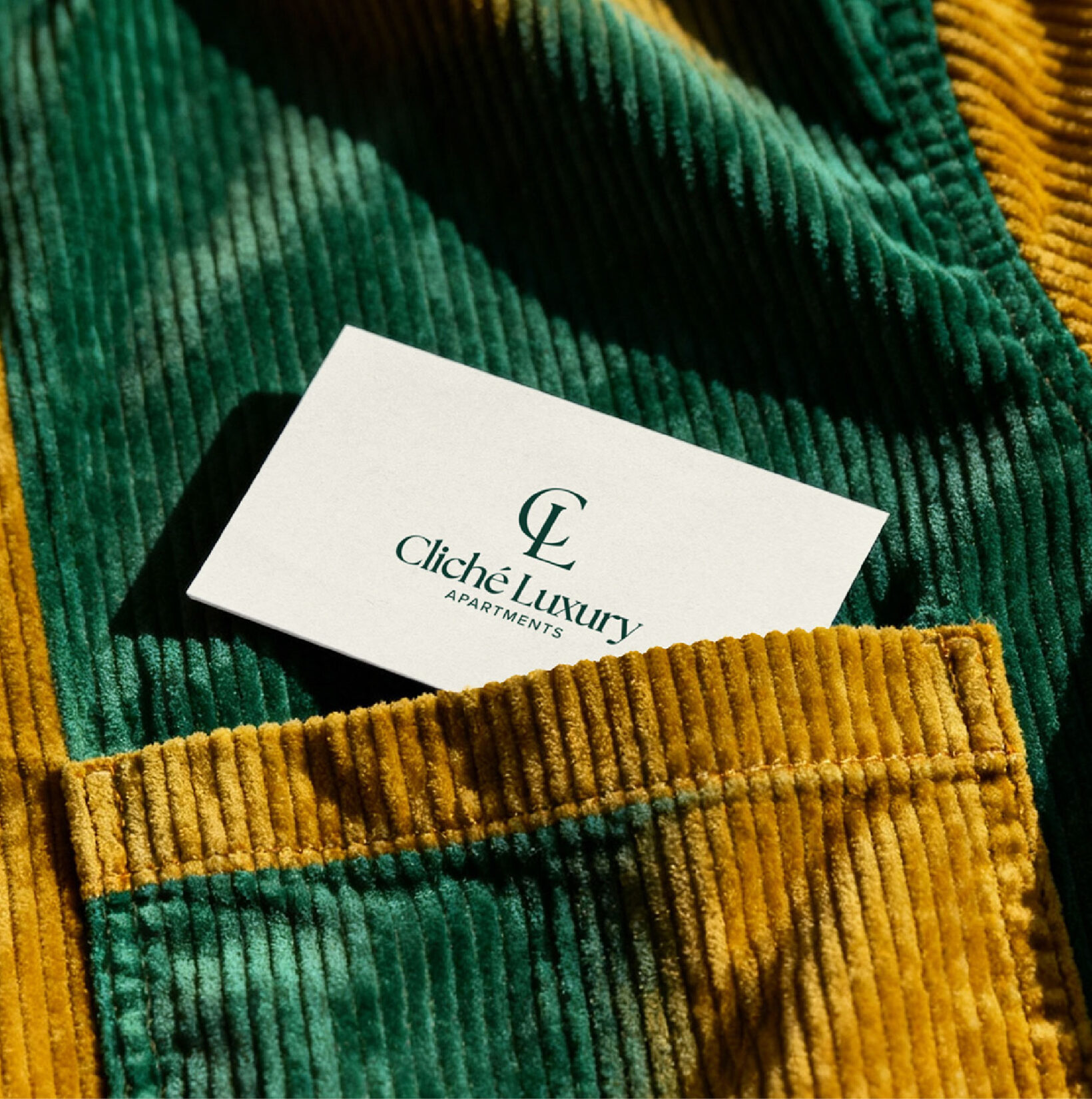 Carte de vizită cu logo-ul Cliché Luxury, într-un buzunar din catifea reiată