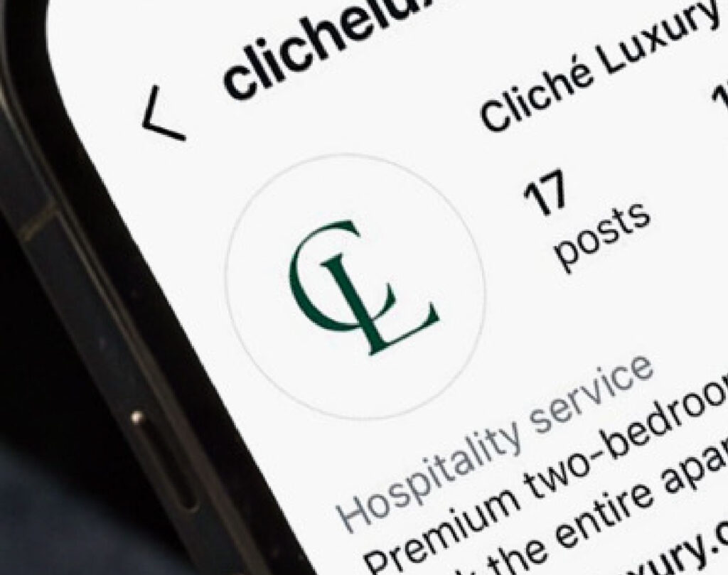 Profilul de Instagram Cliché Luxury, cu simbolul ca imagine de profil