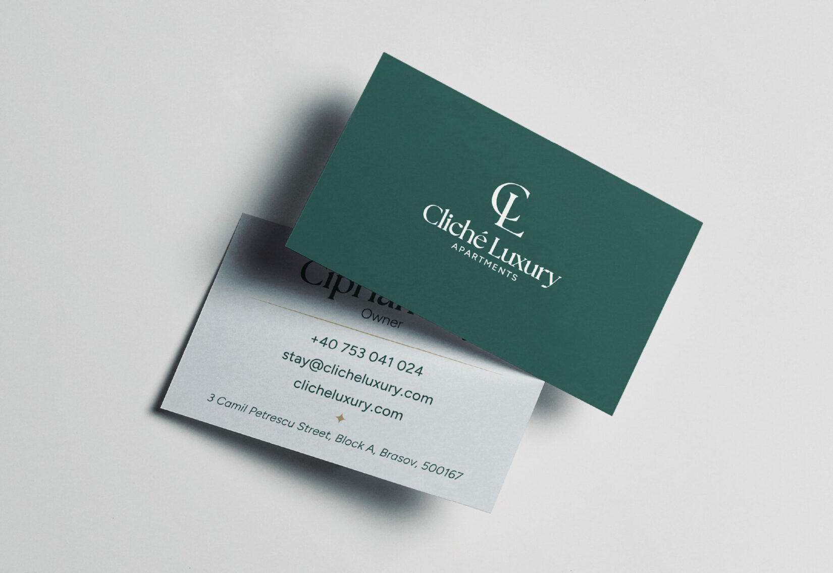 Versoul cărții de vizită Cliché Luxury, cu numele proprietarului și datele de contact