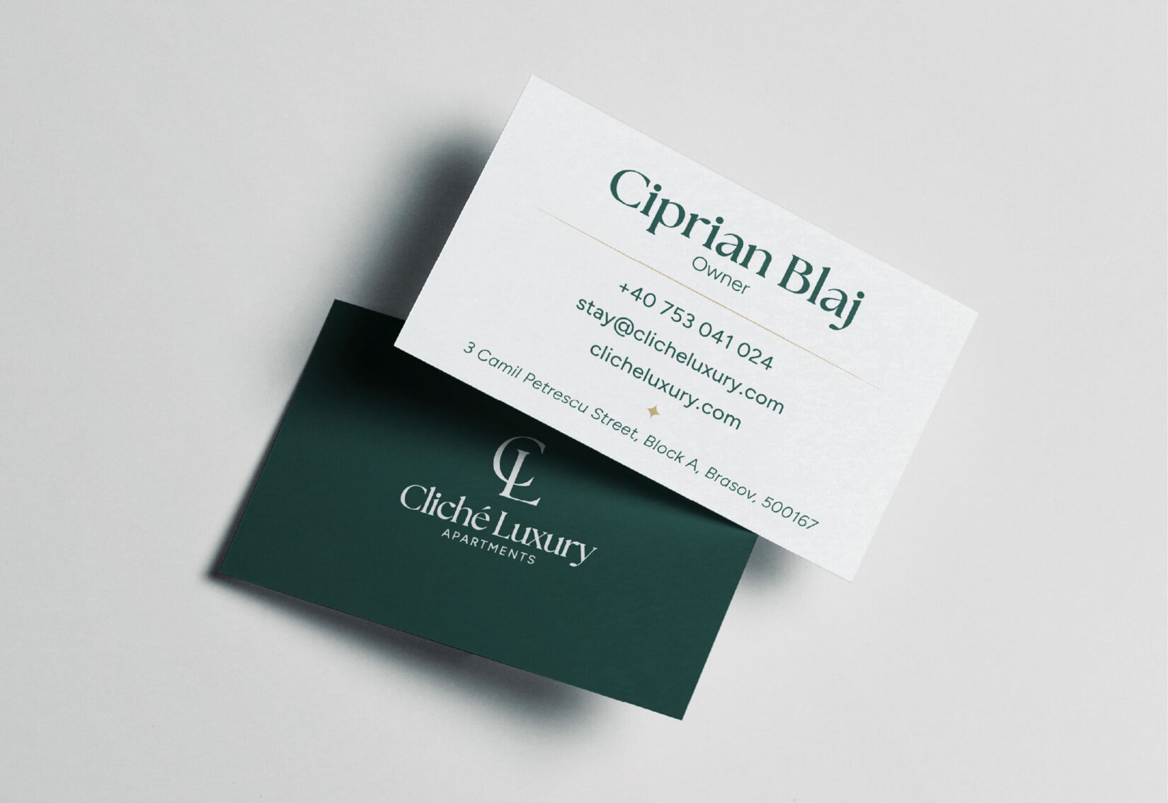 Cărțile de vizită Cliché Luxury, cu fața verde și logo-ul în alb