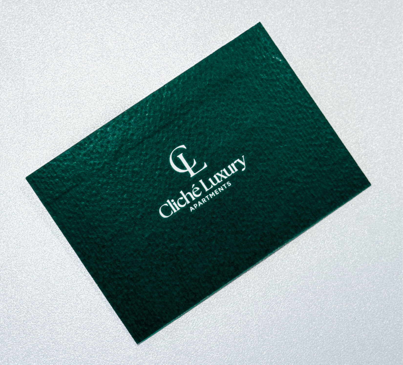Versoul verde al cardului de reducere, cu logo-ul Cliché Luxury