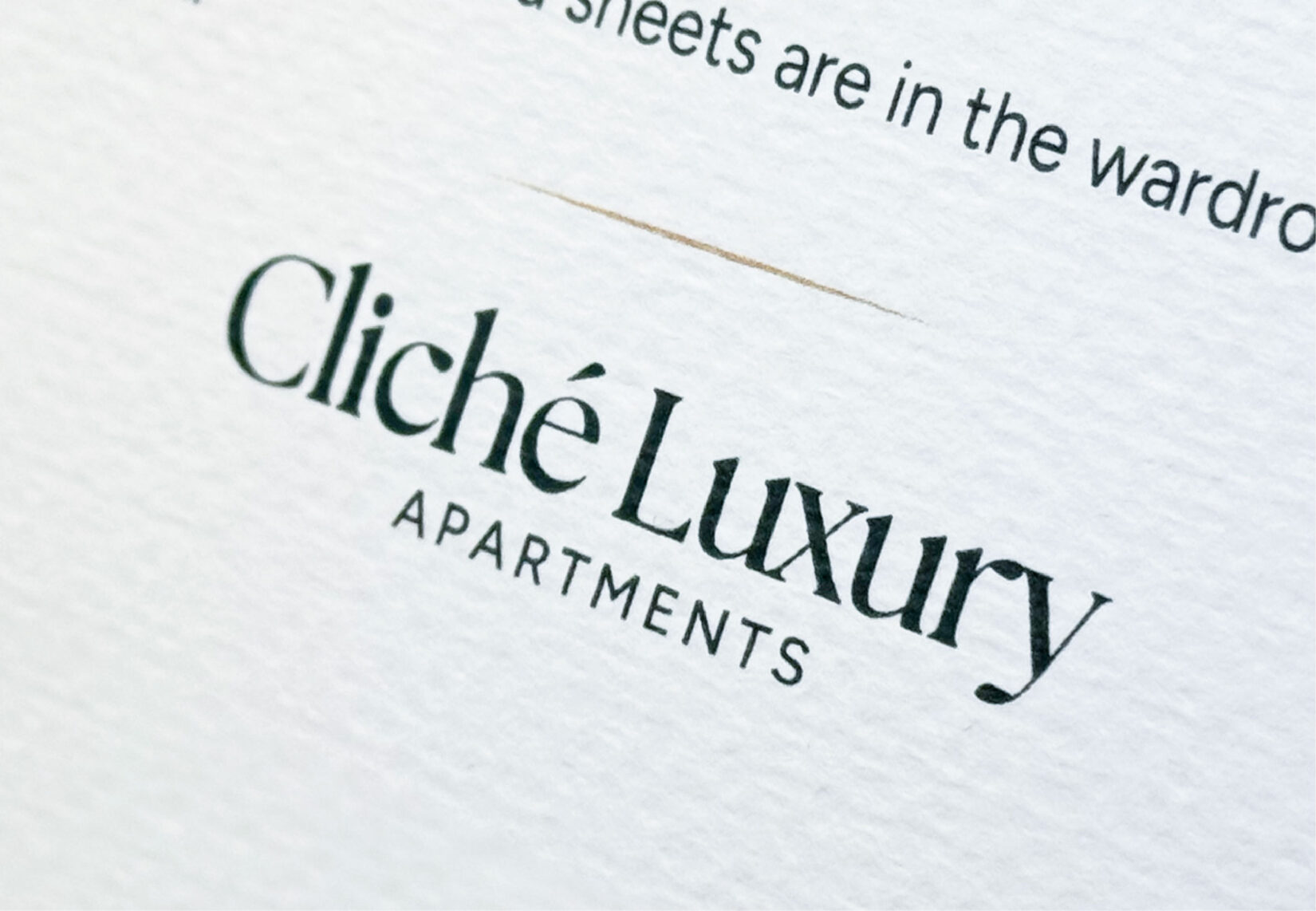Logotipul Cliché Luxury tipărit pe hârtie texturată
