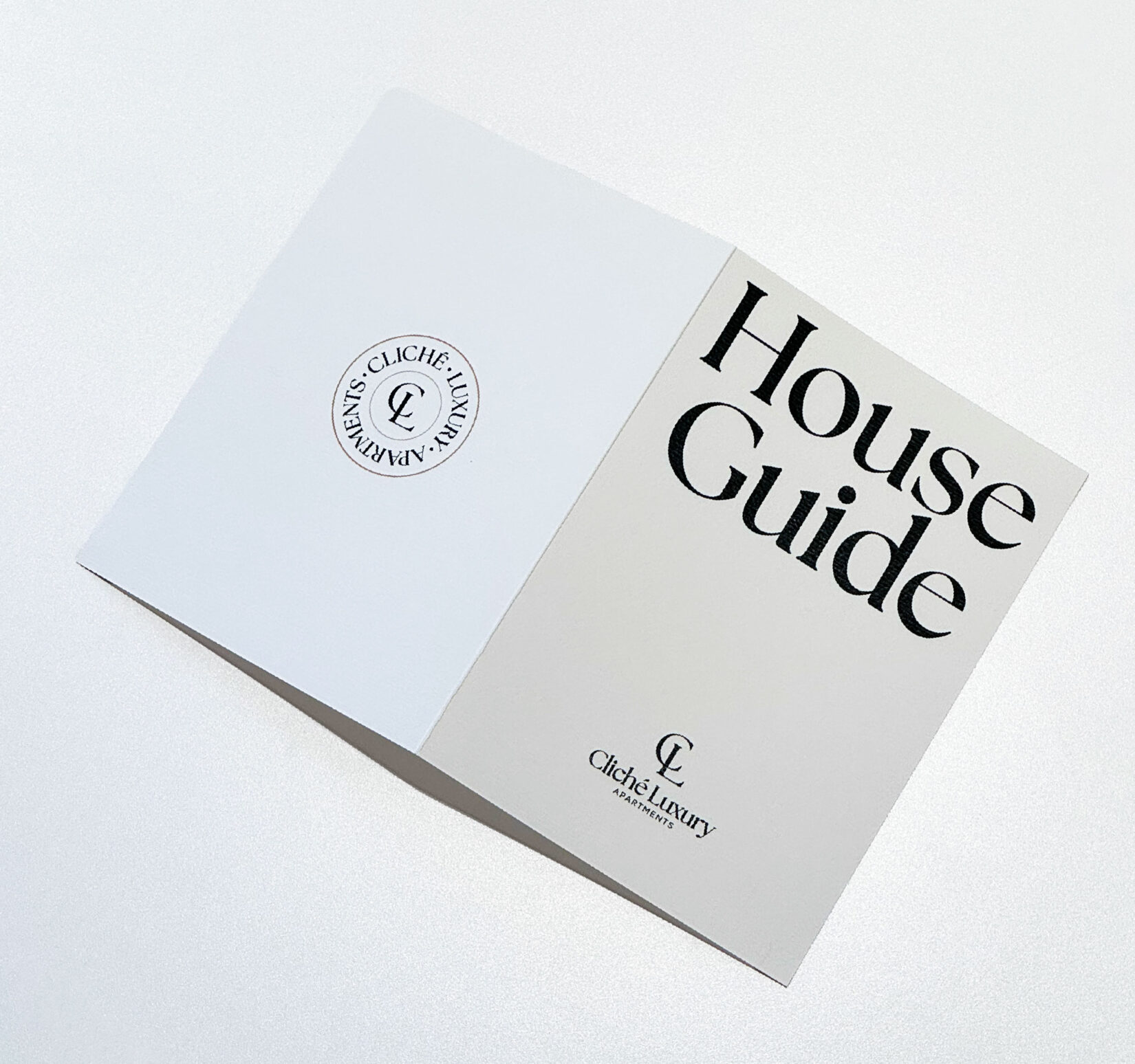 Exteriorul ghidului casei, cu titlul House Guide și sigiliul